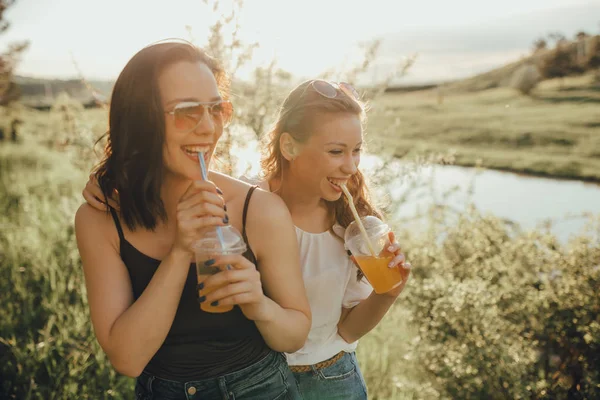 Dvě Šťastné Dívky Užijí Zábavu Pijí Koktejl Plastového Kelímku Slámou — Stock fotografie