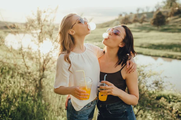 Dvě Šťastné Dívky Baví Vyhazuje Bublinu Žvýkačky Pijí Koktejl Plastového — Stock fotografie