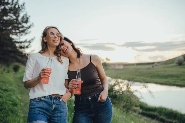 Lifestyle People Konzept Freundinnen Haben Spaß Mädchen Trinken Cocktail Aus — Stockfoto