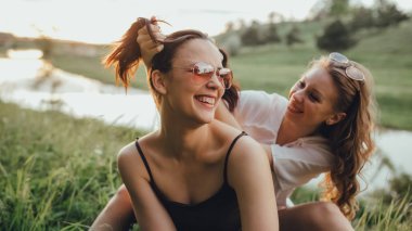 mutlu kızlar eğlenmek, yaz, tatil, tatil ve mutluluk kavramı, gün batımında güneş gözlüğü, pozitif yüz ifadesi, açık, sevinç kavramı