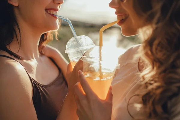Κοντά Έννοια Της Χαράς Δύο Όμορφο Κορίτσι Φίλοι Πίνουν Κοκτέιλ — Φωτογραφία Αρχείου