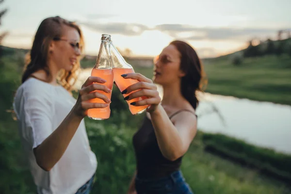Ευτυχισμένα Κορίτσια Έχουν Διασκέδαση Κορίτσια Πίνουν Κοκτέιλ Από Μπουκάλι Στα — Φωτογραφία Αρχείου