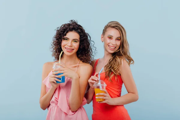 Moda Duas Meninas Alegres Com Cabelo Encaracolado Segure Copo Plástico — Fotografia de Stock