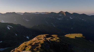 gün doğumu, Karpat Dağları'nda dağ manzarası, Fagaras, Romanya, açık havada