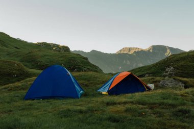 gündoğumu, capra gölü nün görünümünde, Karpat Dağları'ndaki çadırlar, Fagaras, Romanya, açık havada