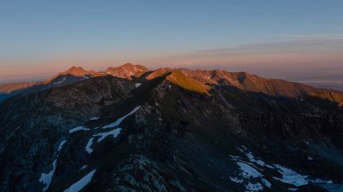 Gün doğumu, dağların üzerinde ve uzak, Fagaras, Karpatlar Dağları 