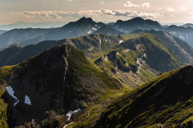 Karpat Dağları 'ndaki dağ manzarası, iezeru caprei, saua caprei, Fagaras, Romanya