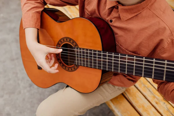 Gros plan, main d'enfant avec guitare, extérieur, guitare classique — Photo