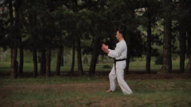 Dövüş sanatları dövüşçüsü, kimono giymiş bir dövüşçüdür.