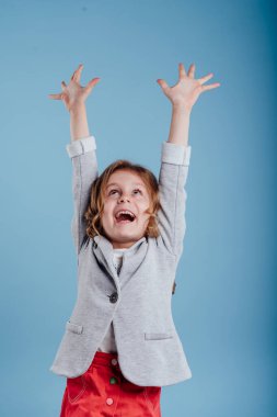 Mutlu çocuklar elleri havada, zaferin tadını çıkarıyor.