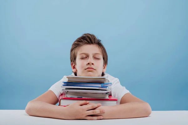 Vermoeide jongen en boeken. Moe jonge jongen zitten en slapen — Stockfoto