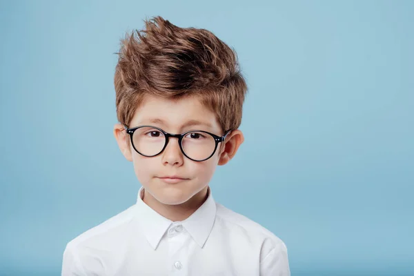 Portrait de beau petit garçon dans des lunettes regarder la caméra — Photo