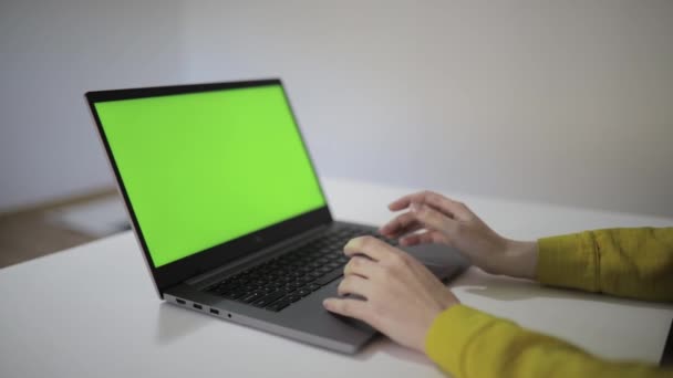 De cerca, toma de las manos del trabajador a distancia que tiene una videoconferencia en línea, gesticulando — Vídeo de stock