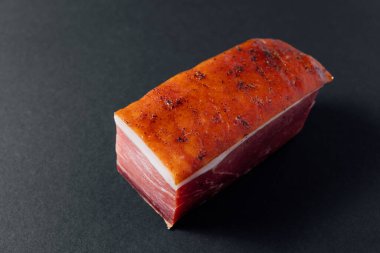 Gri yüzeyde taze prosciutto.