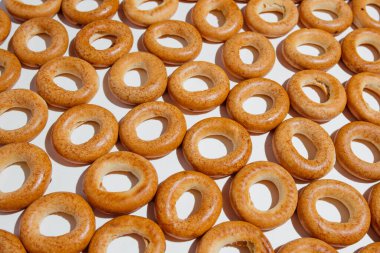 Beyaz masada taze simitler