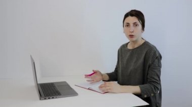 Genç öğretmen Laptop 'u Öğrenme, Yazma ve Kullanışlı Bilgi İçin Kullanıyor.