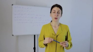 Genç bayan öğretmen çevrimiçi eğitim için konuşuyor ve öğretiyor