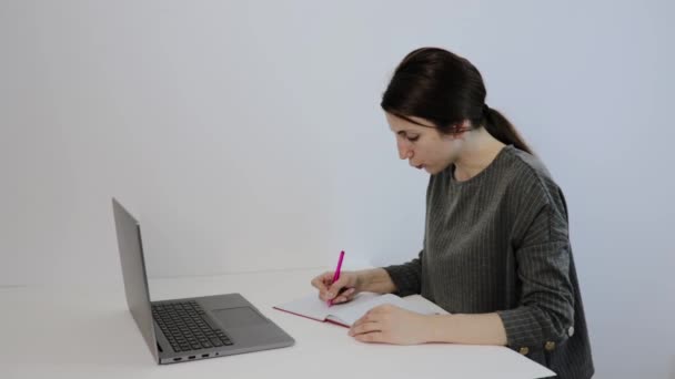 Νεαρή γυναίκα φοράει συνέδριο καλώντας στο laptop συνομιλίες με online δάσκαλος μελέτη, — Αρχείο Βίντεο