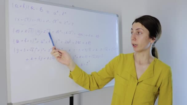 Młoda kobieta nauczyciel pracy w domu uczyć matematyki online przedmiot — Wideo stockowe