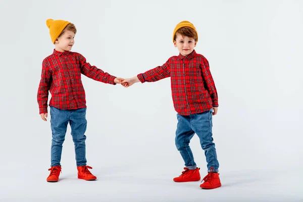 Duas crianças pequenas felizes brincam e dão as mãos — Fotografia de Stock