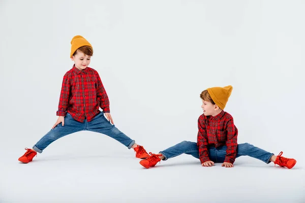 Twee kleine jongens met benen uit elkaar, gekleed in rood shirt — Stockfoto