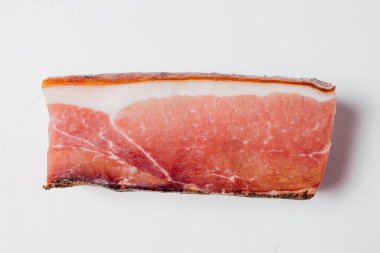 Gri yüzeyde taze prosciutto.