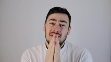  Adam kameraya bakar ve yalvarır, genç adam heyecanla dua eder.,