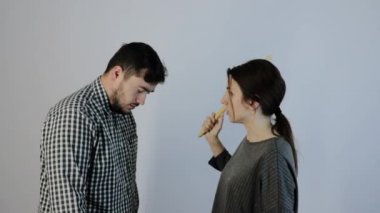 Kadın onu suçlayıp bağırırken, adam hiçbir şey olmamış gibi davranıyor.,