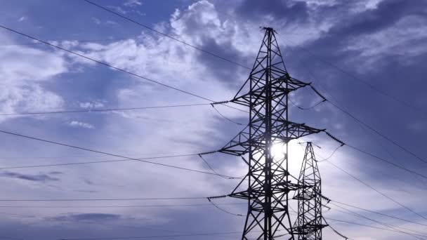 Línea de transmisión de energía con cielo nublado en el fondo . — Vídeo de stock