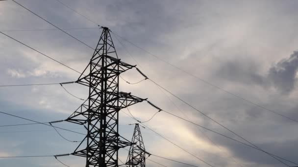 Línea de transmisión de energía con cielo nublado en el fondo . — Vídeo de stock