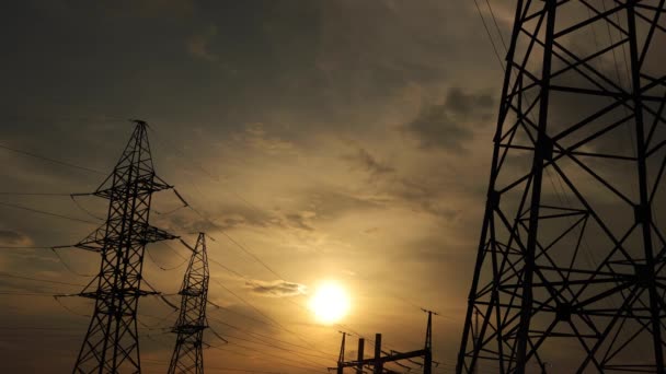 Interruzione temporale della rete elettrica e della linea di trasmissione al tramonto. — Video Stock