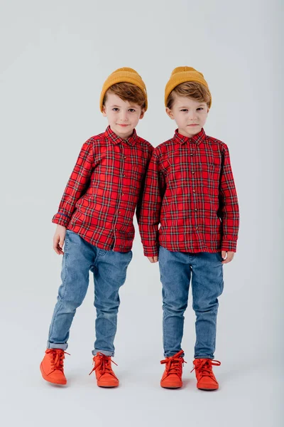 Модные мальчики-близнецы в клетчатых рубашках — стоковое фото
