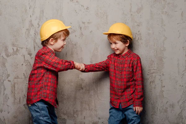 Speelse tweeling jongens schudden handen — Stockfoto