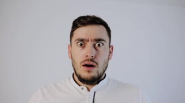  Şok olmuş adam ellerini başının üstüne koydu ve çok şaşırdı.