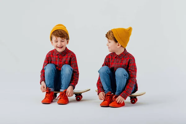 Двоє щасливих дітей сидять на скейті , — стокове фото