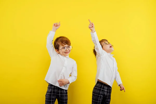 Eureka, twee gelukkige kinderen met hun wijsvinger omhoog — Stockfoto