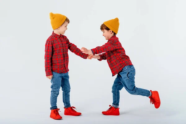 Twee gelukkig kleine jongens spelen in studio — Stockfoto