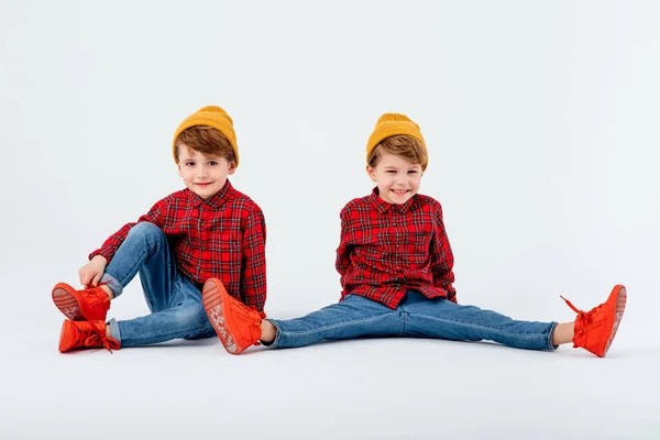 Twee kleine jongens met benen uit elkaar, kijkend naar de camera, — Stockfoto