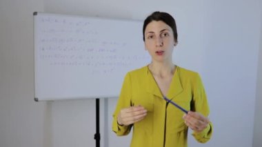 Genç bayan öğretmen çevrimiçi eğitim için konuşuyor ve öğretiyor