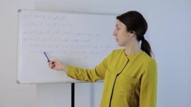 Okul çocukları için uzak mesafe öğrenimi, genç bir modern öğretmen çevrimiçi derslere öncülük ediyor