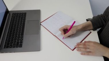 kadın el yazısı defter, dizüstü bilgisayar, üst görünüm