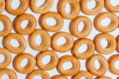 Beyaz masada taze simitler