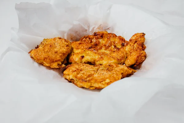 Куча жареной курицы в тесте на белой салфетке на столе — стоковое фото