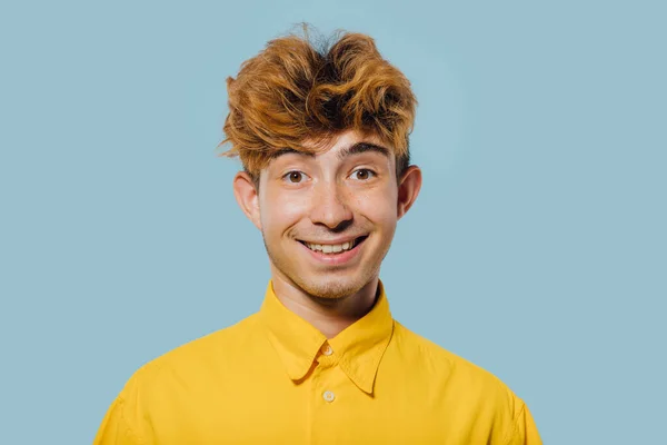 Joyeux jeune homme rousse en chemise jaune — Photo