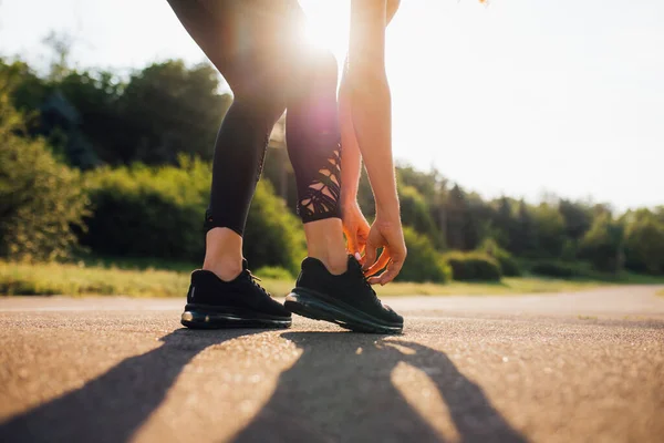 Spor ayakkabıları bağlayan sporcu kadın. — Stok fotoğraf