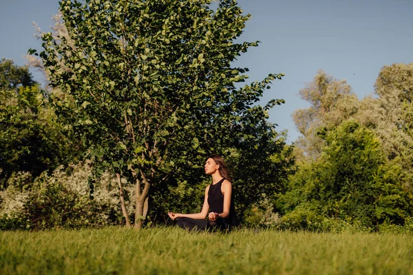 Mujer yoga en pose de meditación, estilo de vida saludable — Foto de Stock