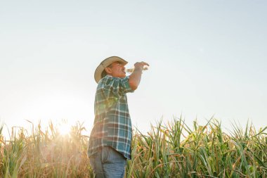 Yaşlı bir çiftçinin işten izin almasının yan görüntüsü,