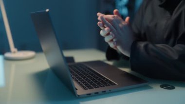 Karanlık bir odada dizüstü bilgisayarda yazı yazan bir hacker 'ın elleri çevrimiçi dolandırıcılık, hackleme ve isimsiz suçların risklerini gözler önüne seriyor..