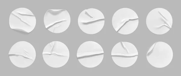 White round crumpled sticker mock up set. Adhesive white paper or plastic sticker label with glued, wrinkled effect on gray background. Blank templates of a label or price tags. 3d realistic vector — Stock Vector