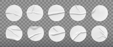 Beyaz yuvarlak buruşuk çıkartma seti. Yapışkan beyaz kağıt ya da plastik etiket yapıştırılmış, şeffaf arka planda kırışık etkisi var. Etiket ya da fiyat etiketlerinin şablonları. 3d gerçekçi vektör